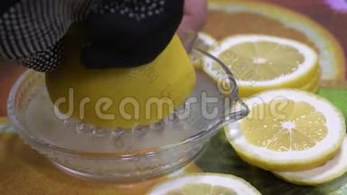在柠檬榨汁机里挤半个柠檬